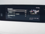 こちらのお車には先進安全装備が多数搭載されています。衝突被害を回避あるいは軽減するためのブレーキや、後方死角からの接近警報、車線逸脱を防止する警報装置など、詳しくはスタッフまでお尋ねください。