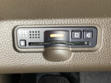 ハンドルの左下にETCがついています。高速道路の料金所の通過も楽々です。 カードの取り出しもしやすい場所についています。