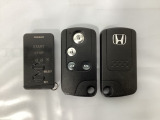 スマートキー付きですからドアロックの開閉およびエンジンスタートが楽々です。電動スライドドアの開け閉めもボタンで操作できます。加えて、リモコンエンジンスターター用の操作キー(社外品)もついています。