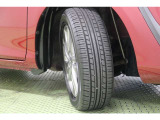 タイヤサイズ 185/60R15。スタイリッシュなデザインの純正アルミホイールを装着しています。