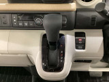CVT車のセレクトレバーです。低速から高速まで、変速ショックのないスムーズな走りと、エンジン効率のよい領域を維持して燃費にも貢献します。サイドブレーキはスイッチ操作の電子制御パーキングブレーキです。