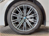 【BMWアロイホイル】軽量かつ強度に拘ったアロイホイル。走行性能ポテンシャルを引き出す設計。車の足元を引き締めてくれる大きなポイントはアロイホイルです。