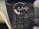 【オートエアコン】一度お好みの温度に設定すれば、車内の温度を検知し風量や温度を自動で調整。暑い&hellip;寒い&hellip;と何度もスイッチ操作をする必要はありません。快適な車内空間には必須の機能ですね♪