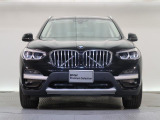 【キドニーグリル】BMWの代名詞。一目見ただけでBMWであると認識できる確固たるアイコンとして存在感を放ちます。