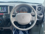 インテリアに合わせたデザインのステアリングは、運転される方のことも考え、運転しやすい形状、大きさです。是非一度、実際に触ってお確かめください。