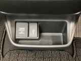 アクセサリーソケットはUSBのアダプターなどをつければ、スマホの充電にも使えます。横にはナビゲーション用の外部入力可能なUSB端子がついており、周辺には物が置けるボックスがついています。