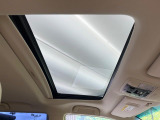 【サンルーフ】開放感たっぷりの希少装備、サンルーフが装着されています!車内に明かりを取り入れたり景色を楽しむ以外にも、車内の空気も簡単に換気できて快適です!
