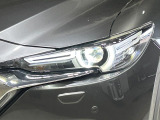 【LEDヘッドライト】悪天候や夜間走行時も良好な視界を確保し安心して運転できる高輝度LEDヘッドライトを装備!点灯速度が早く、消費電力も抑えられています。