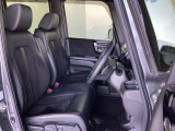 フロントシートはベンチシートです。ベンチシ―トは運転席と助手席の移動もスムーズ!狭い駐車場での乗り降りに便利です。シートの間にコンソールボックスやドリンクホルダーがないため、車内空間も広く感じます