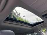 【サンルーフ】開放感たっぷりの希少装備、サンルーフが装着されています!車内に明かりを取り入れたり景色を楽しむ以外にも、車内の空気も簡単に換気できて快適です!