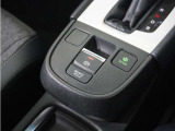 オートブレーキホールド機能付き電子パーキングブレーキ!ブレーキペダルを足から離しても停車状態を保ちます。アクセルを踏めば自動でブレーキが解除され、発進可能!