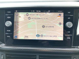 スマートフォン用アプリ[Apple CarPlay][Android Auto]対応の純正ナビ Discover Media を装備、ラジオのほか、USB、Bluetoothハンズフリー通話にも対応。