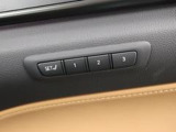 ポジションメモリー付シートです。シートやステアリング、ドアミラーの位置を記録しておくことが出来るのでご家族や複数の方で車を乗られる方には便利な機能です。