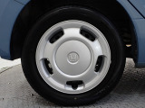 ホイールは車のデザインにマッチした専用タイプです。