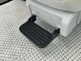 【ウェルカムターンシートリフト】リモコンで簡単操作!ゆっくりと駆動するため、お乗りになられる方も安心です♪