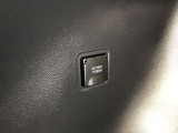 デッキサイド左側には、アクセサリーコンセント(AC100V・1500W)が設置されています。電化製品も使用可能です。停電などの非常時に活用できる、非常時給電システムを設定。詳しくはスタッフまで。