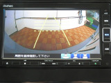 ギヤをRに入れるとナビの画面に後ろの映像が映るリヤカメラ付!後退時の安全確認やコンディションの悪い視界でもカラーバックモニターがドライバーをサポート☆☆☆