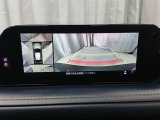 駐車が苦手な方でも安心のバックガイドモニター搭載。 後方の映像をクリアに表示し、ガイドラインで車庫入れや縦列駐車をしっかりサポート。毎日の運転がぐっとラクになります。