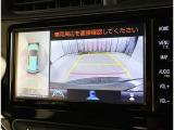 パノラミックビューモニター付きです。車両を上から見たような映像をディスプレイオーディオ画面に表示。運転席からの目視だけでは見にくい、車両周辺の状況をリアルタイムでしっかり確認できます。