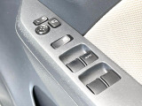 【電動格納ミラー】サイドミラーは電動格納式となっており、狭い駐車場でもキズがつくリスクを抑えられます。