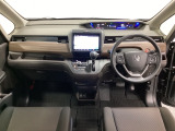 車内は光触媒抗菌消臭施工済です。インパネ周りはスタイリッシュなデザインです。グローブボックスやカップホルダーのほかにトレーなどたくさんの収納スペースが付いています。