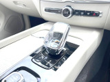 【オレフォス社製クリスタル・シフトノブ】高い存在感を放つクリスタルのシフトノブはボルボPHEV車のみに装備される特別なアイテム。スウェーデン南部のクリスタルガラスメーカー、オレフォス社による製造。