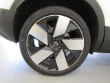 タイヤサイズ フロント:235/45R20 リア:255/40R20