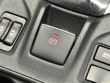 【電子パーキングブレーキ】指先ひとつでサイドブレーキの操作が可能です。