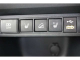 USBポート、充電ポート、前席シートヒーター。