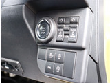 『1台』のお車に対して、3名体制で日々議論を重ね仕入れを行っております。
