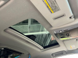 【サンルーフ】開放感たっぷりの希少装備、サンルーフが装着されています!車内に明かりを取り入れたり景色を楽しむ以外にも、車内の空気も簡単に換気できて快適です!