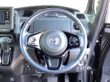 ステアリングスイッチでオーディオ各種操作が可能で、運転に集中できます。安心・安全・快適なドライブをお楽しみいただけます。
