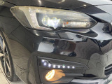 【LEDヘッドライト】悪天候や夜間走行時も良好な視界を確保し安心して運転できる高輝度LEDヘッドライトを装備!点灯速度が早く、消費電力も抑えられています。