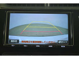バックガイドモニター(バックモニター)付き。車両後方の映像をナビ画面に表示し、駐車などの後退操作をサポートします。