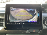 【リアカメラ】運転が苦手な方も車庫入れラクラクです!ギアをリバースに入れれば自動的にモニターが切り換わりますので、面倒な操作は不要です。狭い駐車場もお車を傷つけず安心です!