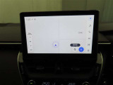 ディスプレイオーディオにナビ機能が設定されています。簡単な操作で行き先を入力することができ、音声で目的地まで案内してくれます。初めて訪れる場所も安心です。