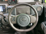 インテリアに合わせたデザインのステアリングは、運転される方のことも考え、運転しやすい形状、大きさです。是非一度、実際に触ってお確かめください。