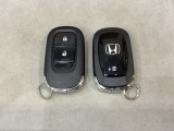 スマートキーを装備しています。鍵を差し込むことなくドアロックの開け閉めと、スタートボタン操作でのエンジンスタートができます。スペアキーも同じものを用意しております。