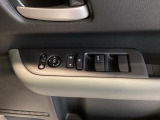 【パワーウィンドウスイッチ】ワンタッチで、パワーウインドウやドアミラーを操作できます。