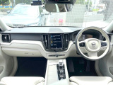 大人気ミドルSUVのXC60が入荷いたしました!プレミアムサウンドが奏でる美しい調べとシートベンチレーションの組み合わせはとても心地よいドライブのお供になりますね♪スタッフおススメの一台です!!!