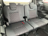 ★分割可倒式リアシート★荷物や乗る人の数に応じて、自在にアレンジが可能。荷室側からでも操作できて使いやすい