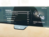 こちらのお車には先進安全装備が多数搭載されています。衝突被害を回避あるいは軽減するためのブレーキや、後方死角からの接近警報、車線逸脱を防止する警報装置など、詳しくはスタッフまでお尋ねください。