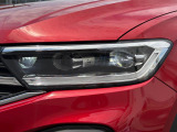 LEDマトリックスヘッドライト「IQ.LIGHT」。マトリックスモジュールに搭載されたLEDを個別に点灯点滅することで、眩惑を最小限に、照射エリアは最大限に確保する最新のヘッドライトシステムです。