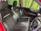 運転席まわりには十分なスペースがあり、大柄な方でもゆったり運転していただける環境です。