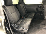 【後部座席】も当然、綺麗・清潔に仕上げております。内装の綺麗なお車は気持ちが良いですし、コンディションのいい車が多いです。これもオススメの1台です。