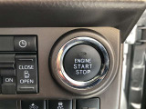 エンジンスタートスイッチです。キーが車内にあれば、エンジンの始動や停止はスイッチを押すだけ!キーを取り出す手間を省き、ワンプッシュで操作できるので簡単でスムーズです。
