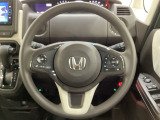 ハンドルにHondaセンシング系のクルーズコントロールやレーンキープアシストなどのスイッチと、オーディオの操作スイッチが装備されています。ハンドルから手を離さず安全に操作できます。