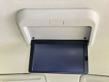 フリップダウンモニタ-が付いて後部座席に座っている人がテレビやDVDを走行中に楽しめます、お子様が長時間退屈しないでドライブを楽しめます!!