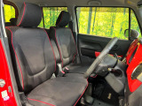 運転席まわりには十分なスペースがあり、大柄な方でもゆったり運転していただける環境です。
