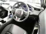 【運転席まわり】・・・ハンドルやシートなども隅々までクリーニング済み。キレイな車内でドライブがより一層快適にお楽しみいただけると思います。